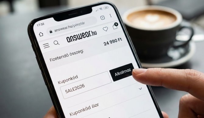 Okostelefon kijelzője az Answear.hu web&aacute;ruh&aacute;z p&eacute;nzt&aacute;r oldal&aacute;val, ahol a v&aacute;s&aacute;rl&oacute; be&iacute;rja a kuponk&oacute;dot az "Apply" gomb megnyom&aacute;sa előtt a kedvezm&eacute;ny &eacute;rv&eacute;nyes&iacute;t&eacute;s&eacute;hez.